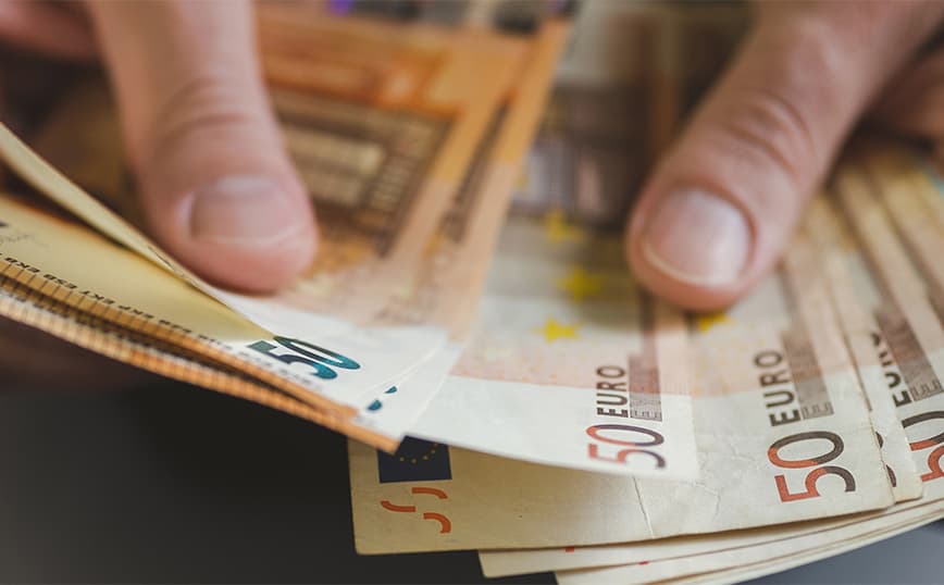 ΟΠΕΚΑ: 409 ευρώ επίδομα κάθε μήνα - Ποιοι τα δικαιούνται