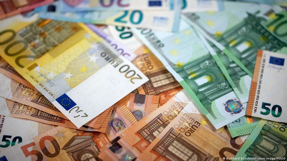 Επίδομα 300 ευρώ: Στο «τραπέζι» αύξηση από 350 έως 400 ευρώ